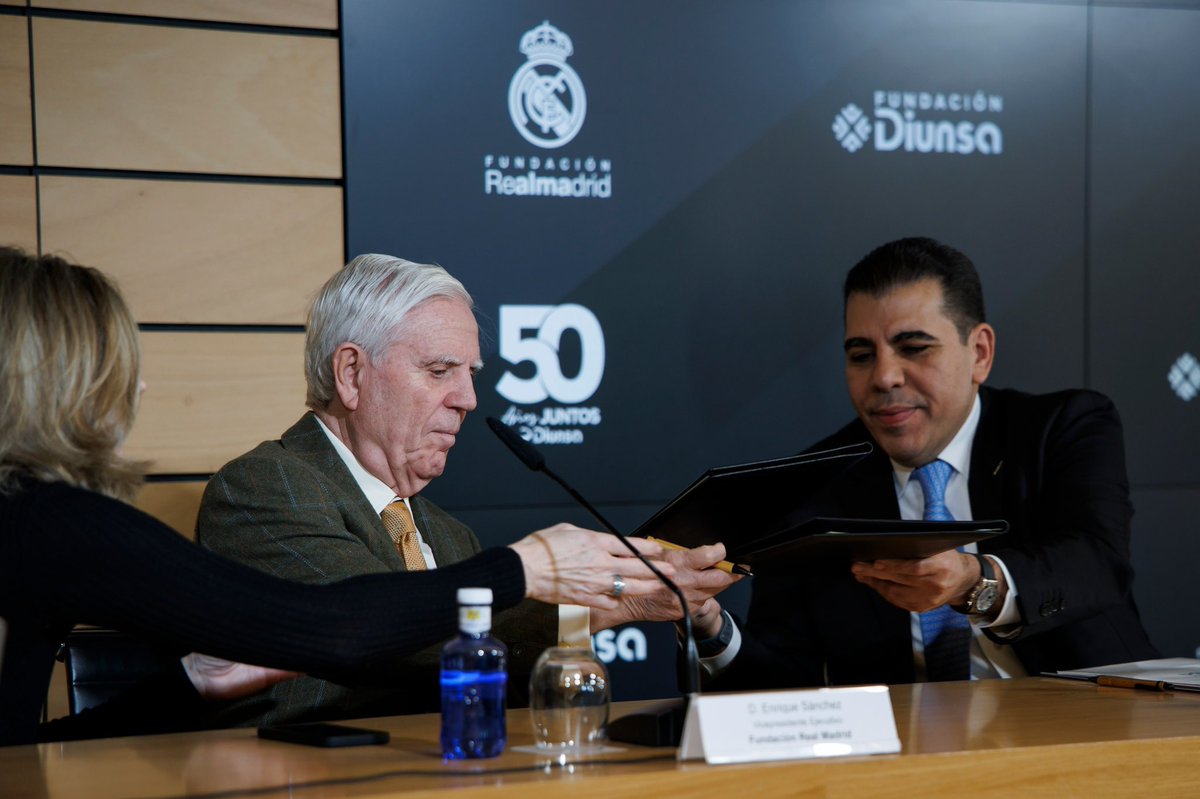 mariorfaraj's tweet photo. Renovamos la alianza entre la @Fun_Realmadrid y @fundaciondiunsa, un trabajo conjunto que desde 2011 impulsa oportunidades para nuestra niñez.
En estos #15Años, he visto cómo el deporte transforma vidas y abre caminos. Seguiremos comprometidos con su desarrollo y formación. 🇭🇳 https://t.co/L05u1TdnPW