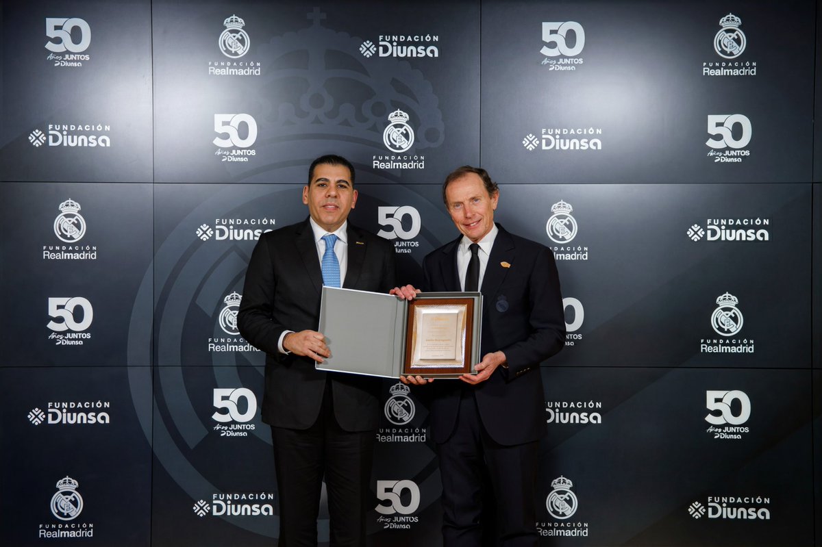 mariorfaraj's tweet photo. Renovamos la alianza entre la @Fun_Realmadrid y @fundaciondiunsa, un trabajo conjunto que desde 2011 impulsa oportunidades para nuestra niñez.
En estos #15Años, he visto cómo el deporte transforma vidas y abre caminos. Seguiremos comprometidos con su desarrollo y formación. 🇭🇳 https://t.co/L05u1TdnPW