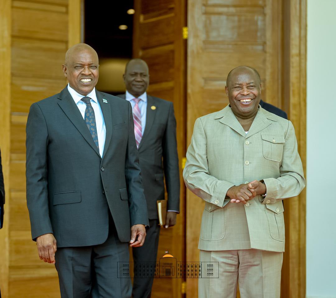 NtareHouse's tweet photo. Le Chef de l’Etat Burundais et Président en exercice de l’@_AfricanUnion, SE @GeneralNeva, a reçu en audience, au Palais de Kiriri, une délégation conduite par SE Mokgweetsi Masisi, ancien Président du Botswana et membre du panel des facilitateurs de l’UA pour la paix en RDC https://t.co/dQgyIbrMtT