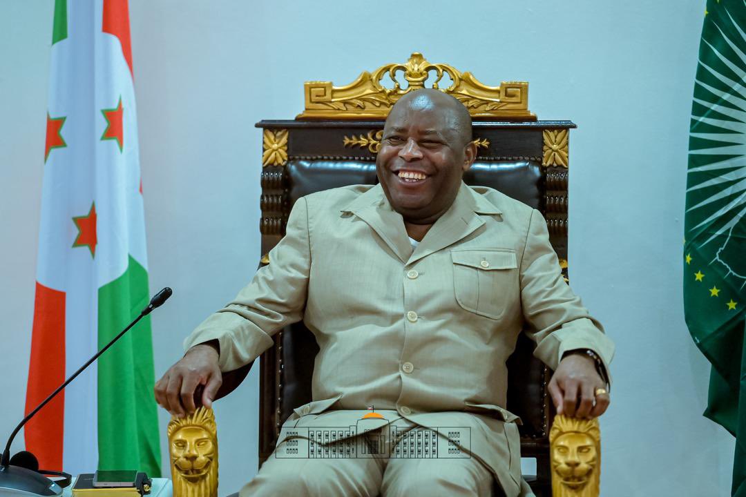 NtareHouse's tweet photo. Le Chef de l’Etat Burundais et Président en exercice de l’@_AfricanUnion, SE @GeneralNeva, a reçu en audience, au Palais de Kiriri, une délégation conduite par SE Mokgweetsi Masisi, ancien Président du Botswana et membre du panel des facilitateurs de l’UA pour la paix en RDC https://t.co/dQgyIbrMtT