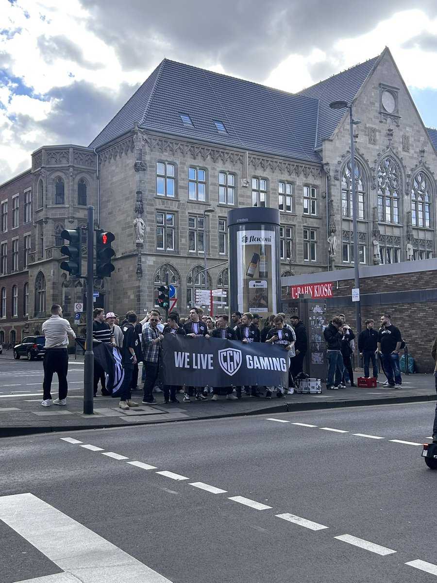 ʳᶻⁿ ɐu︎ı̣lǝs︎ ༒ tweet media