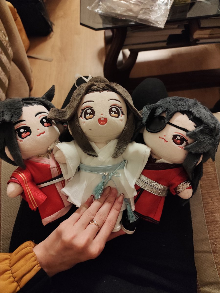 AAAAA, my BF gave me a plush Hua Cheng 😭😭😭😭