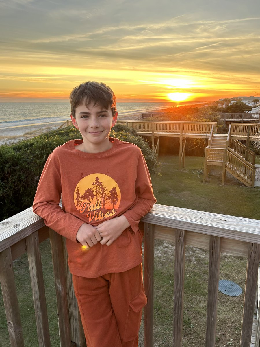 LaurenMachos's tweet photo. 🧡💚🧡💚 Each and every year we continue to need more research dollars and investment into Kidney Cancer. Everyone in our family is committed to #orangeup - we even empowered the Sun! https://t.co/d0l9rqoysj