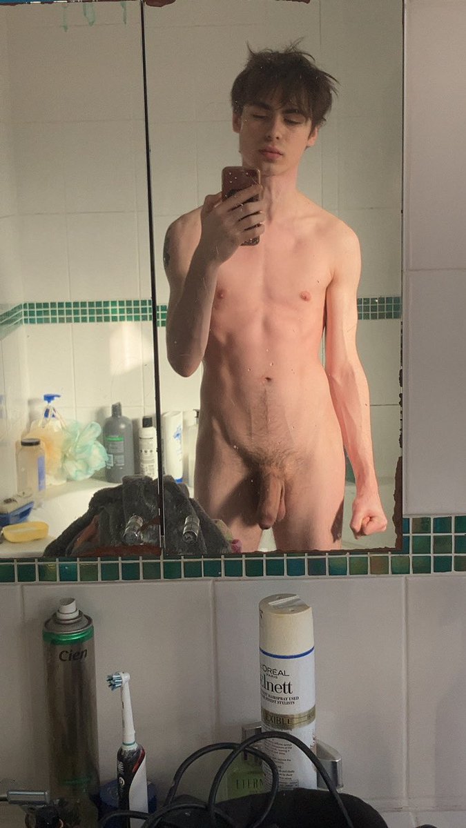 ApolloThaAlpha's tweet photo. Sun kissed torso 🐺☀️ https://t.co/JNuEQ9HrU0