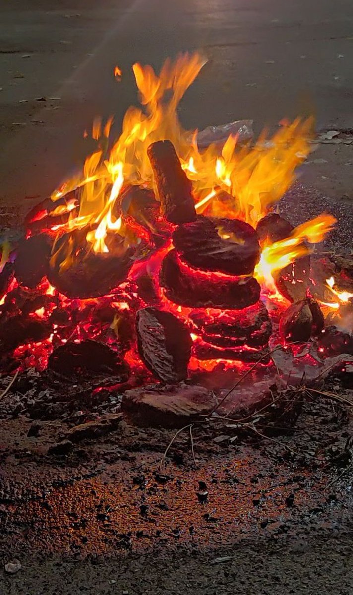 सगळच जाळायच नसतं काही गोष्टी पेटत्या ठेवायच्या असतात..
#होळी_पौर्णिमा 
<a href="/Tarkwaadi/">त र्क वा दी</a> <a href="/surajspeaks02/">आझाद 💝</a> <a href="/BidaveVishal28/">Vishal Bide</a> <a href="/Rohangarad10/">Rohan garad</a> <a href="/vasantpawar0102/">VASANT PAWAR</a>