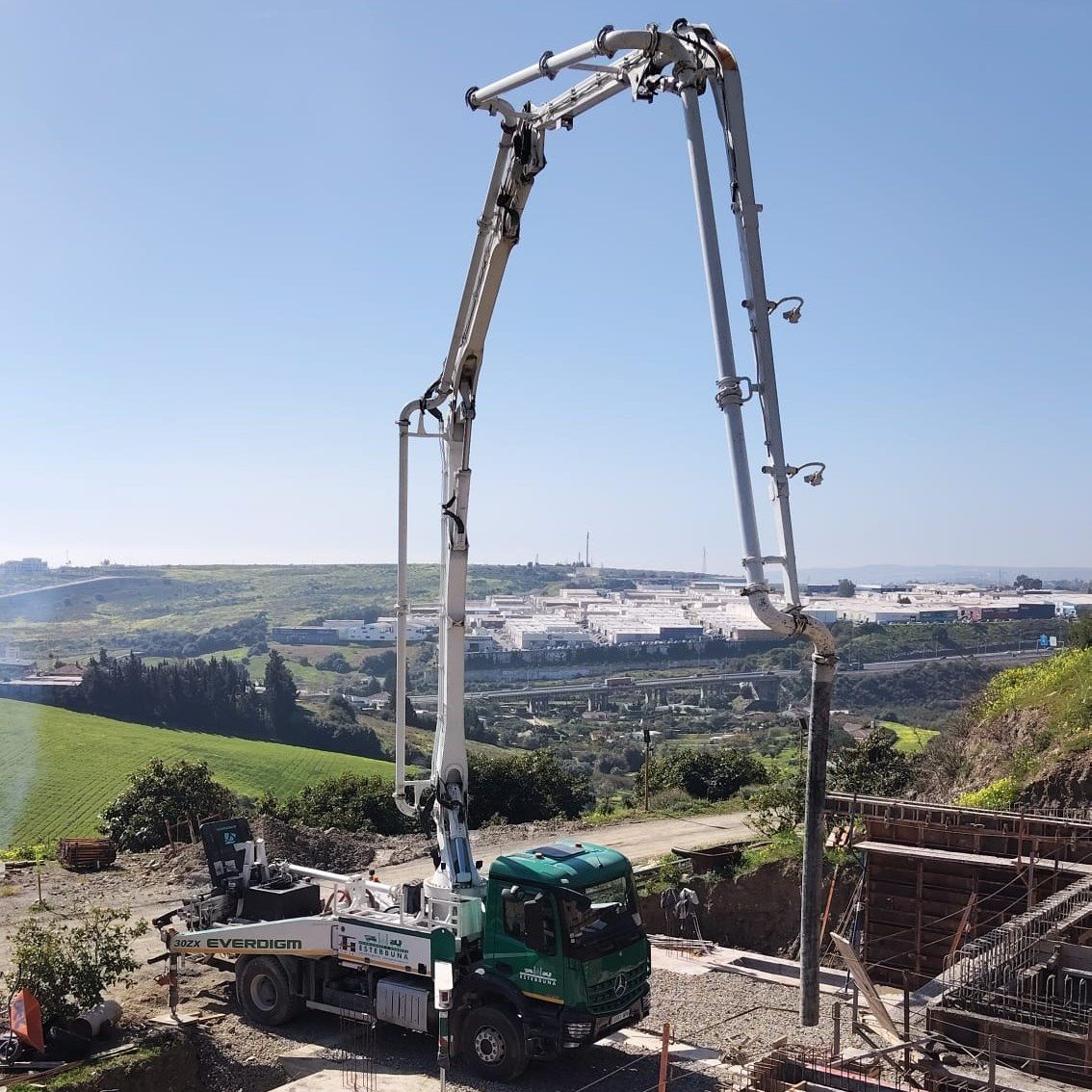 HormigonesE's tweet photo. Altura, precisión y potencia en acción 

Así trabajamos en cada obra: bombeo de hormigón con pluma de gran alcance, garantizando un vertido limpio, seguro y exacto incluso en zonas de difícil acceso.

Donde otros ven complicaciones, nosotros vemos soluciones.

#Hormigon https://t.co/OYQLiPrgJq