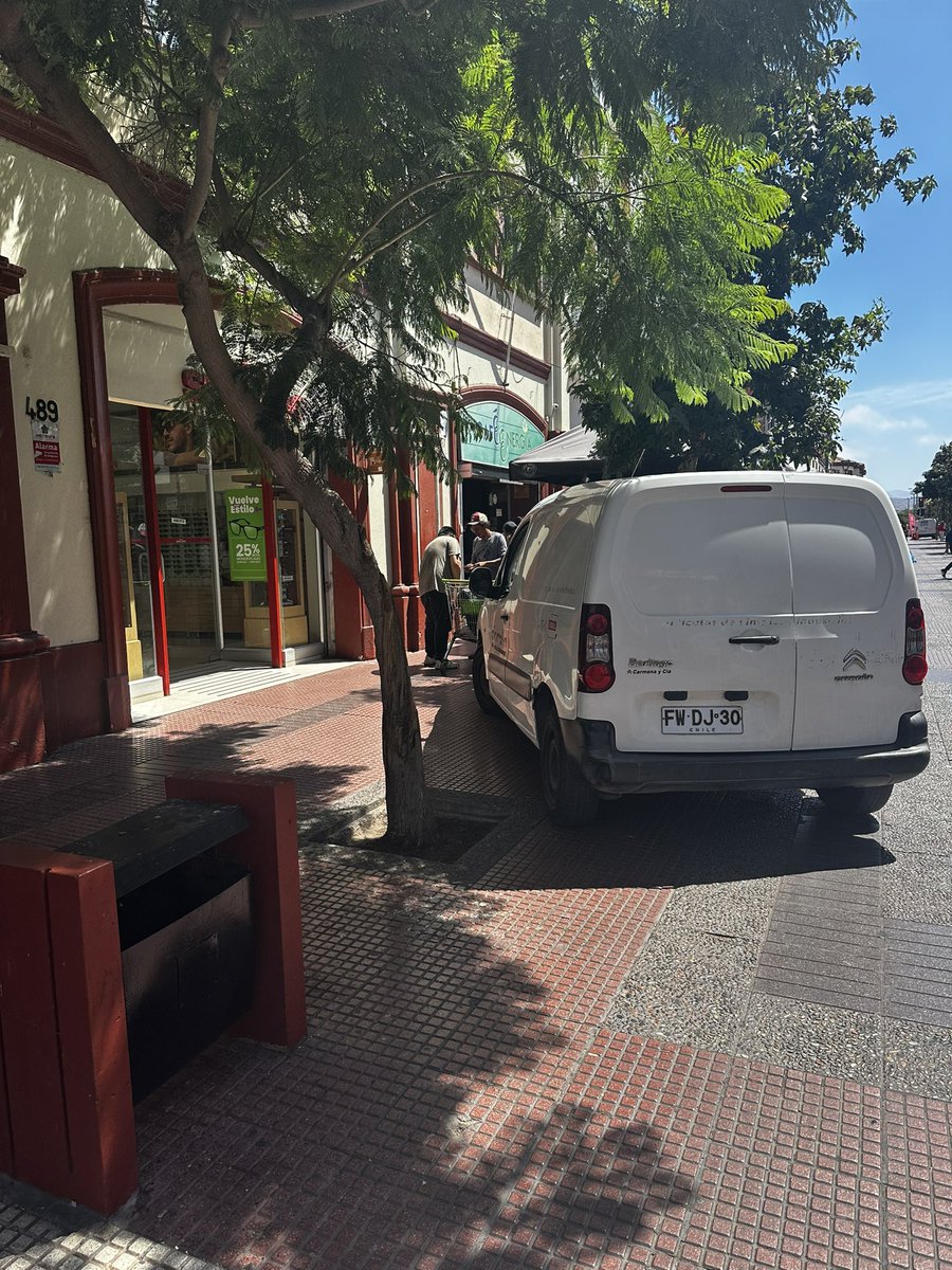 AlexFernando__'s tweet photo. @munilaserena donde están los inspectores, este auto recurrentemente se estaciona ahí, se dan el tiempo de sentase a tomar café, bloqueando el paso. https://t.co/vkXzYXIj9F