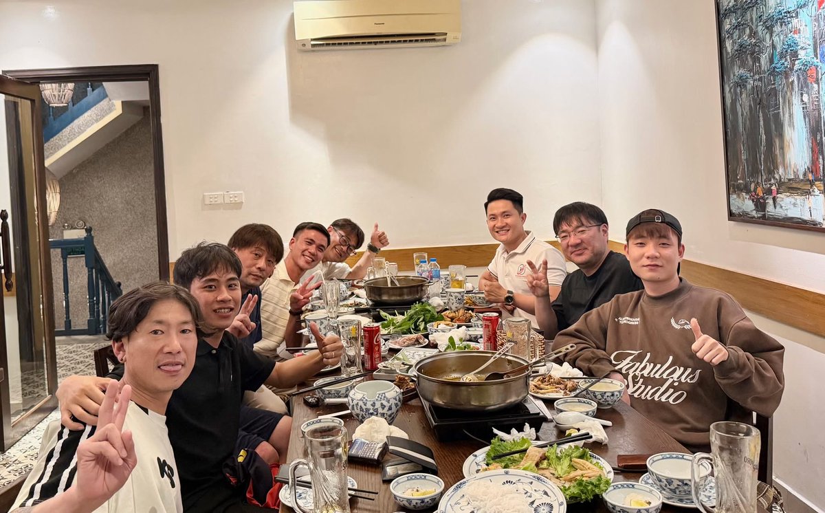 HoangDanjp's tweet photo. Sau một buổi chiều làm việc miệt mài và trao đổi hiệu quả về các định hướng chiến lược hợp tác sắp tới, giờ là lúc chúng ta cùng nhau thư giãn, chia sẻ thêm những câu chuyện bên bàn ăn ấm cúng và gần gũi. https://t.co/nqgCyC9obA