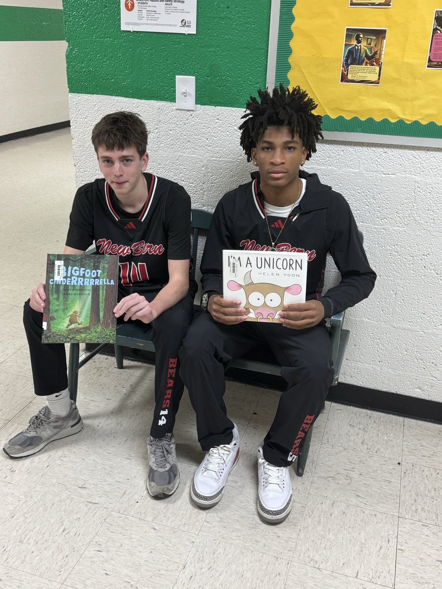 Coach_Campbell2's tweet photo. Starting a new journey! Bigger than basketball! Read Across America Event at JT Barber was a success 🐻🏀⚫️🔴 https://t.co/09vy8rQeZ7