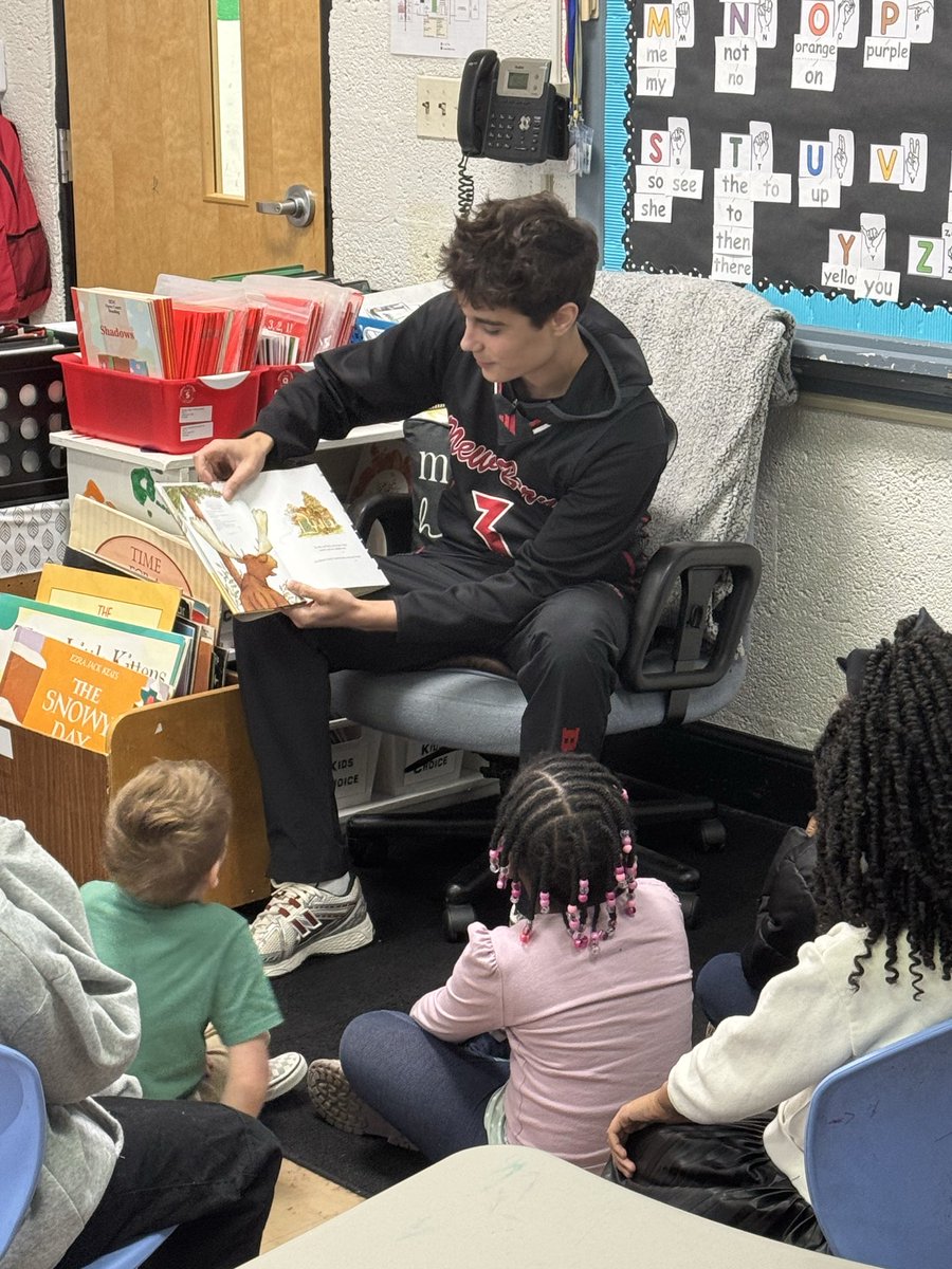 Coach_Campbell2's tweet photo. Starting a new journey! Bigger than basketball! Read Across America Event at JT Barber was a success 🐻🏀⚫️🔴 https://t.co/09vy8rQeZ7