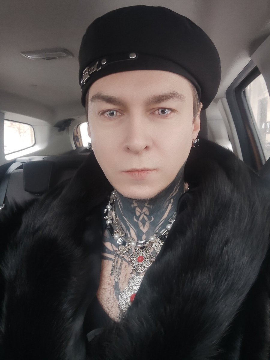 На улице снег и вода. 

Хорошо, что я на платформах и на машине.