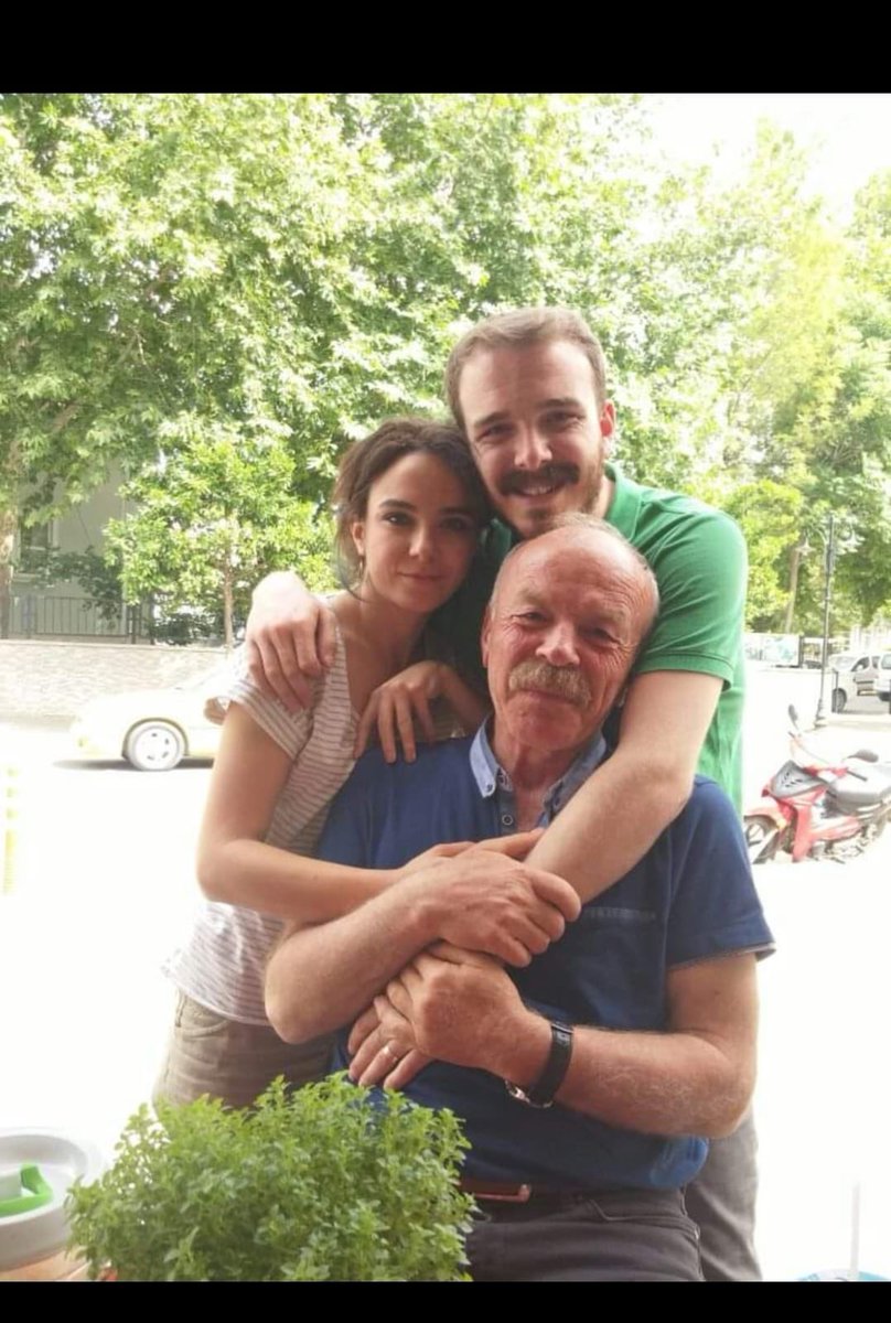 Pantolona konan çiçekler, havada ısıtmaya meyil etmiş ama gücü yetmeyen güneş altında oturan bu kadın, bu hoca, bu anne, bu evlat bugün babasının dava gününü öğrendi. Bir bulantı var içimde, anlatmak zor. 
100 koca gün, 100. Gün, 100,100..
#abdullahöğretmen