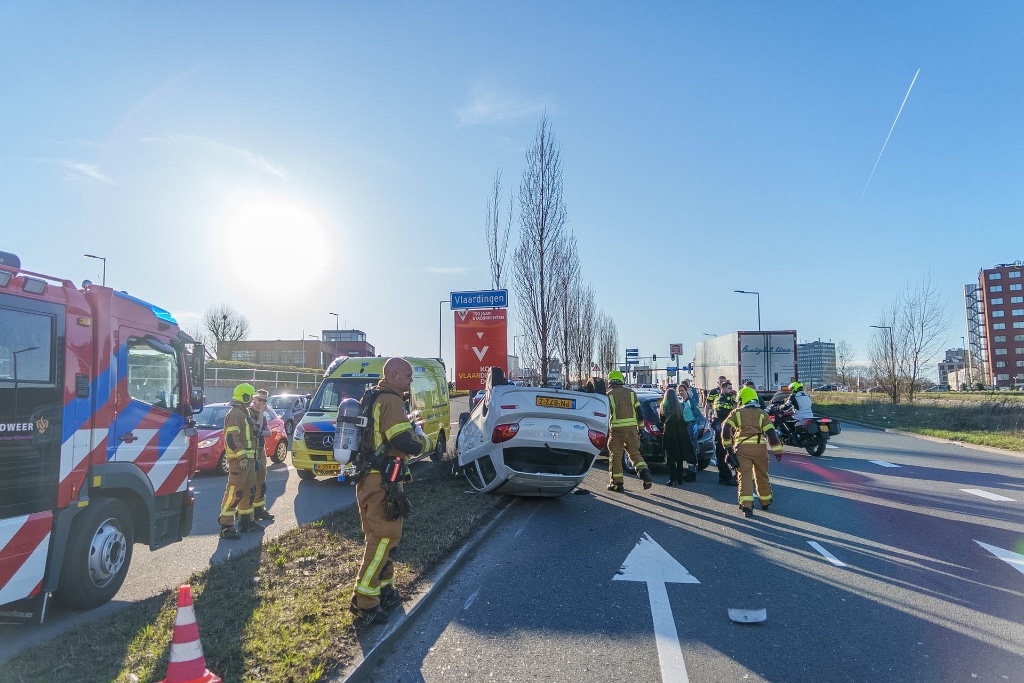 112 melding Auto op zijn kop bij Vijfsluizen na botsing