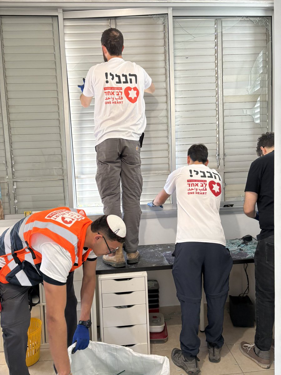 rafa_refaella's tweet photo. בכל השיט הזה של מלחמה, חרדה, אי וודאות ונזק אמיתי לחיים של אנשים, יש נקודת אור: מאות בני נוער שהגיעו לפה מכל הארץ והם עוזרים לתושבים לנקות בתים וחצרות כדי להחזיר אותם להיות ראויים מגורים. הם מתנדבים בעמותת ״לב אחד״ שפועלת יותר מסודר ממס רכוש והעיריה בתפעול שלהם. פשוט וואוו https://t.co/BsipIRzFEI