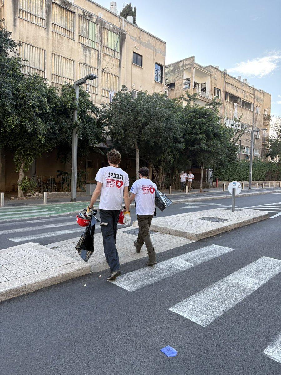 rafa_refaella's tweet photo. בכל השיט הזה של מלחמה, חרדה, אי וודאות ונזק אמיתי לחיים של אנשים, יש נקודת אור: מאות בני נוער שהגיעו לפה מכל הארץ והם עוזרים לתושבים לנקות בתים וחצרות כדי להחזיר אותם להיות ראויים מגורים. הם מתנדבים בעמותת ״לב אחד״ שפועלת יותר מסודר ממס רכוש והעיריה בתפעול שלהם. פשוט וואוו https://t.co/BsipIRzFEI