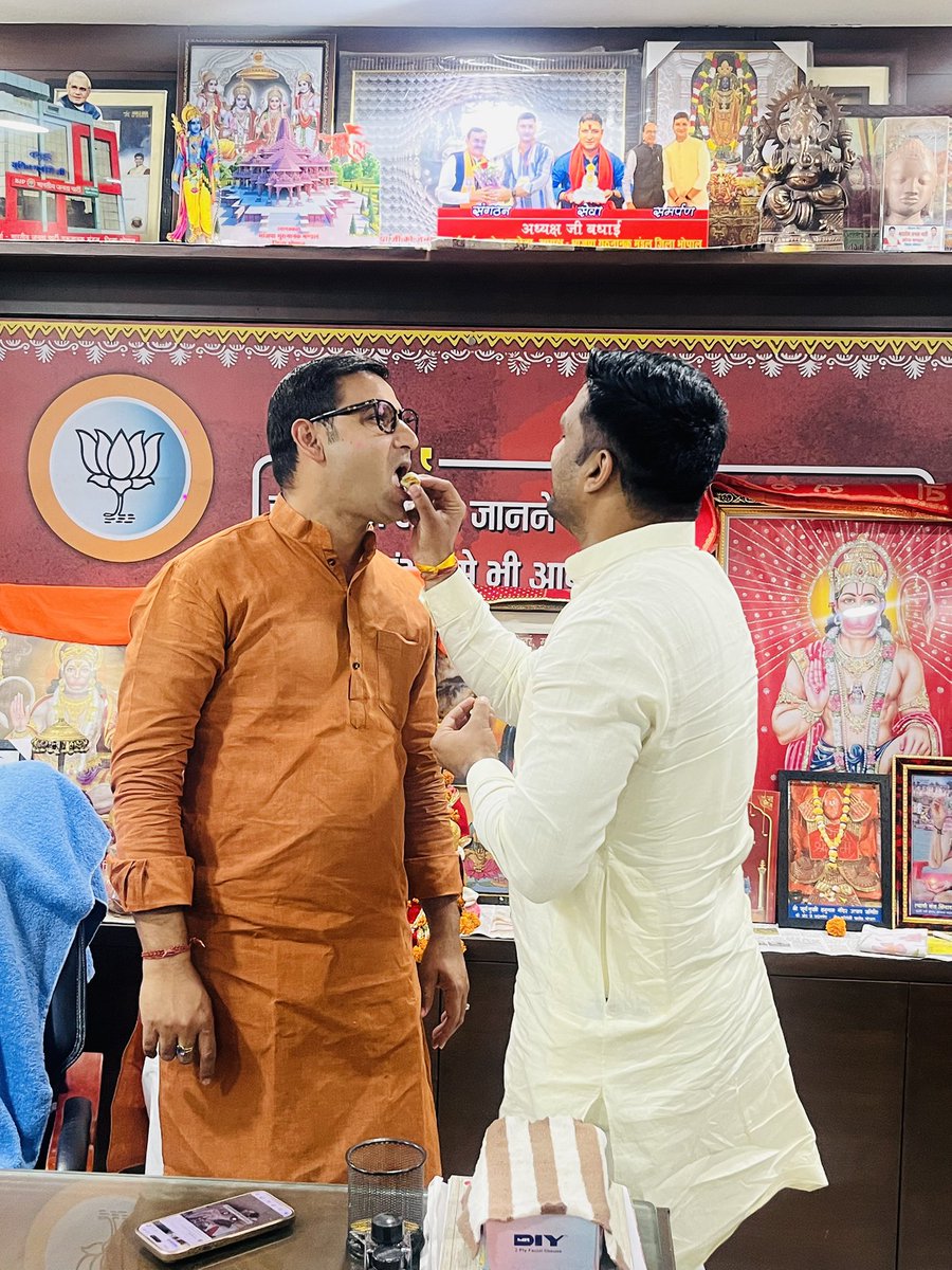 sumitpachauri09's tweet photo. भारतीय जनता पार्टी जिला भोपाल महानगर के नवनियुक्त जिलाउपाध्यक्ष, छोटे भाई श्री भाषित दीक्षित जी ने आज निवास पर सौजन्य भेंट की। इस अवसर पर उन्हें नवीन दायित्व हेतु हार्दिक शुभकामनाएं प्रेषित कीं।

नए दायित्व के लिए हार्दिक बधाई एवं सफल कार्यकाल हेतु मंगलकामनाएँ।

#भारतीय_जनता_पार्टी_मध्य_प्रदेश
#भाजपा_भोपाल