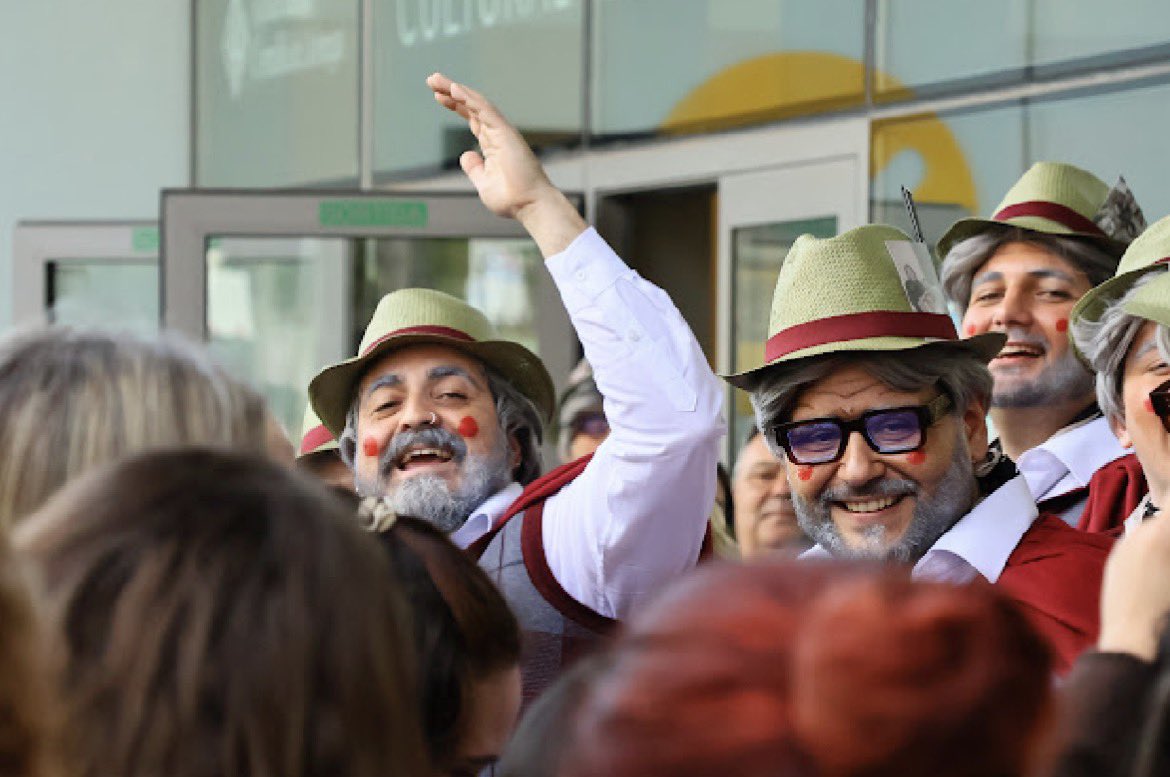 Por aquí arriba seguimos haciendo carnaval!! 👴