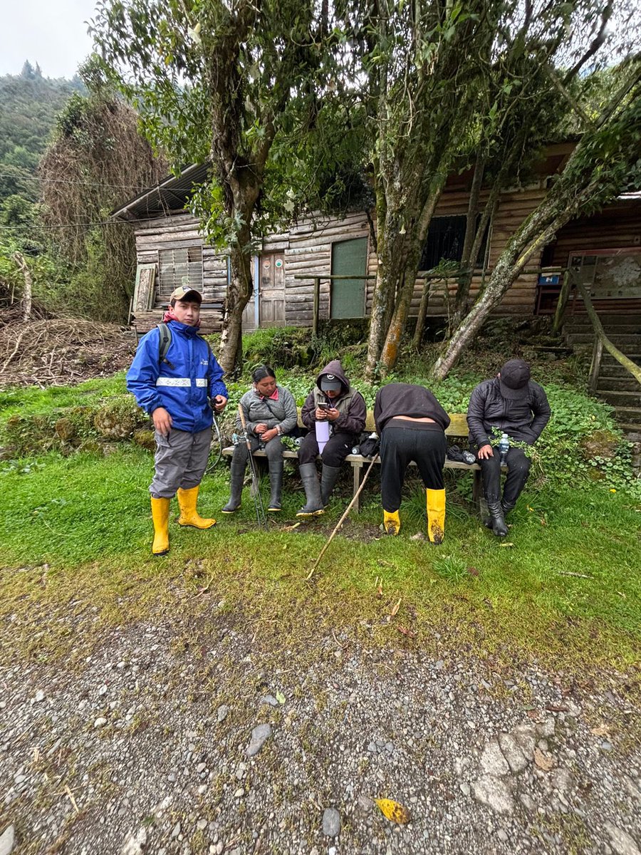 ETAPAOficial's tweet photo. 🚨 Guardaparques de ETAPA EP localizan con éxito a personas extraviadas en Osohuayco

La mañana de hoy, Guardaparques de ETAPA EP, localizaron a las personas que se encontraban extraviadas en el sector de Osohuayco, entre el Bosque de San Antonio y Llaviuco.

✅ En el operativo participaron Bomberos Cuenca, GOE y Guardaparques de la empresa.
✅ Las personas se encuentran en buen estado de salud. Al no reconocer la ruta y ante condiciones climáticas nubladas, decidieron resguardarse en una cueva.

⚠️ ETAPA EP recuerda a la ciudadanía que el registro previo de visitantes es obligatorio, así como informarse sobre las rutas autorizadas antes de ingresar a estas áreas naturales. Estas medidas son fundamentales para garantizar la seguridad de quienes las recorren y facilitar una respuesta oportuna ante cualquier emergencia.

#ElAguaEsVida 💦
@czamoramatute 
@MunicipioCuenca