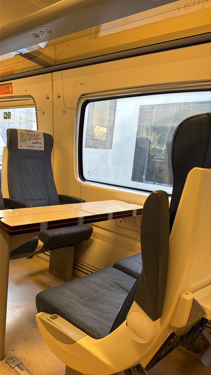 16:51, finalment un altre tren ens ve a buscar per la via contrària. En el nostre vagó, el maquinista -q no entén el català pq és gallec i pt, ens ha fet parlar-li en castellà-, no ens ha dit ni on ens havíem de dirigir. Avaries, desori i maleducació! #vergonya @adif <a href="/Renfe/">Renfe</a>