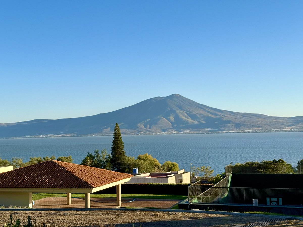 Chapalajara's tweet photo. Las mejores vistas al Lago de Chapala ! Terreno de 1,138m2  La Venta. Más info al 376-106-1206
#terrenos #vacaciones #descanso #Inversiones #plusvalia #chapala #Jocotepec #casaclub #retiro #Usa #Canada #Mexico #security #lakeside #Views #lots #RealEstate #RelaxationMode #water https://t.co/LaHJCTqsTU