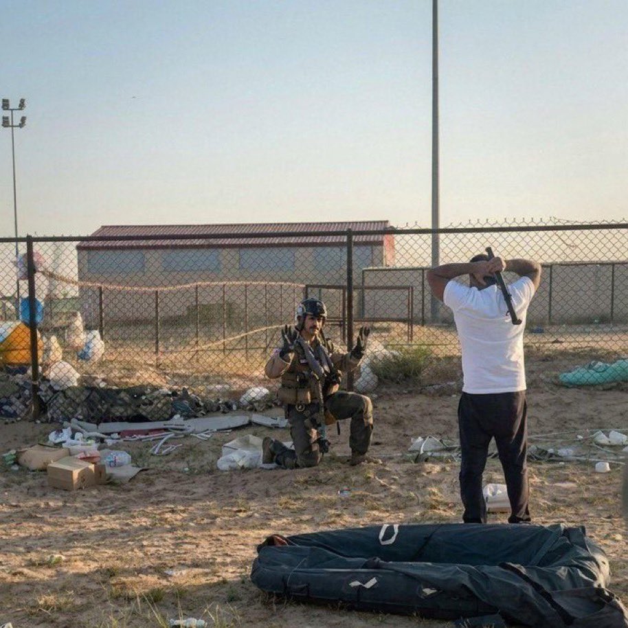 Incredible photo: A Kuwaiti man confronted an ejected American pilot with a metal pipe after mistaking him for an Iranian pilot, before quickly realizing his mistake.
