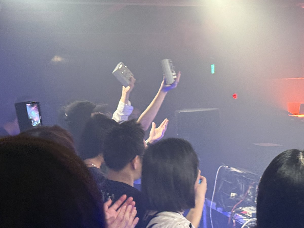 ybs303's tweet photo. こちら別アングル
ペンラみたいに303を掲げる人たち
#TOKYO303 https://t.co/CGh36WfWiv