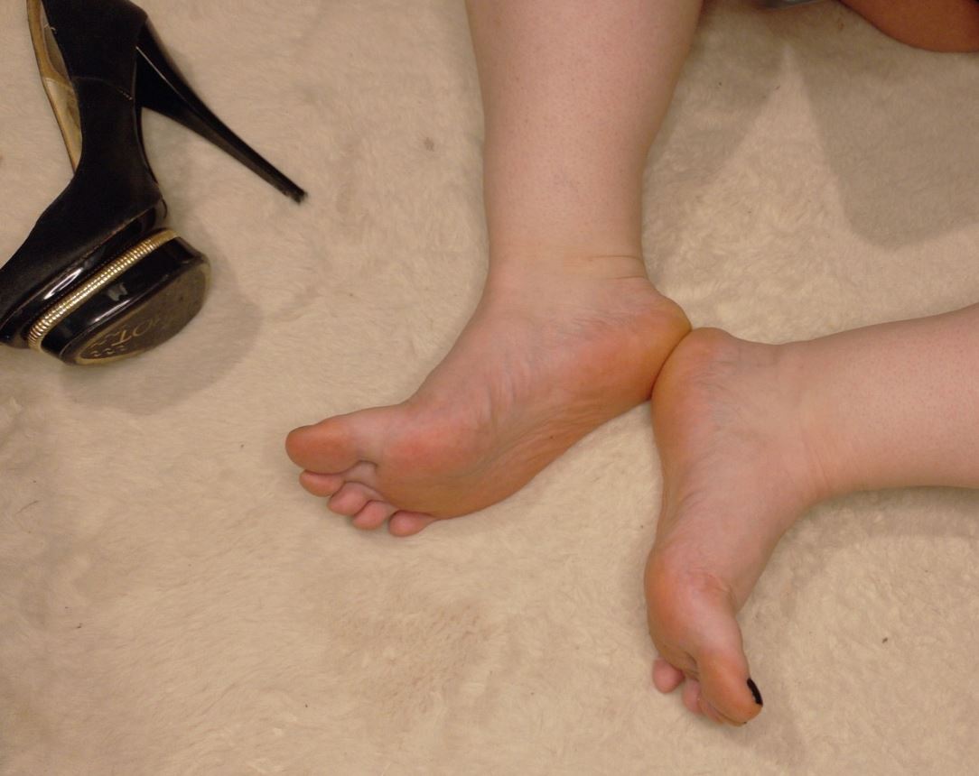 cplcokins34's tweet photo. Le tapis est doux, mais mon regard l'est beaucoup moins aujourd'hui. 
J'ai sorti les talons aiguilles noirs. J'ai envie de voir jusqu'où tu es prêt à aller pour obtenir une simple seconde de mon attention.
#Domination #FeetLover #HighHeels #HeelsAddict #FeetDisplay https://t.co/rpWIhI41Vi
