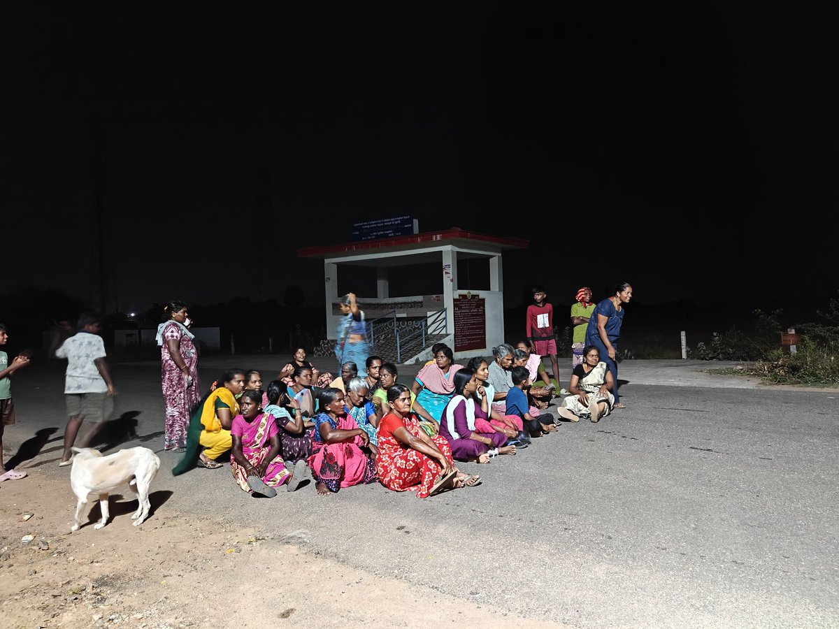 thinak_'s tweet photo. A gang of around nine that arrived on two-wheelers went on a rampage with sickles at Perumpathu village near Nanguneri. Two feared dead. Residents block road demanding action https://t.co/IsKarqqXoU