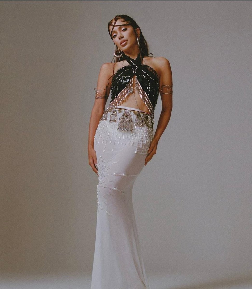acervoani's tweet photo. ANITTABANA! A cantora deve realizar um MEGA SHOW na ilha de Copacabana para divulgar seu novo álbum, aponta fontes. https://t.co/7QeFEcQub0