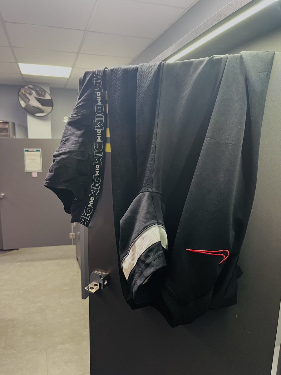 usedsportswear's tweet photo. Toujours laisser traîner son slip et son t-shirt odorant dans le vestiaire pour faire renifler les potos 🐷👃

Ça les motivent à faire leurs exos! 

#gymbros #kiffeur #sweaty #trusa https://t.co/mpJ6Tk8r7c
