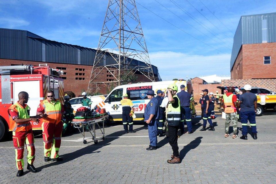 IOL's tweet image. Six people have been reported dead, two remain trapped, one has been rescued, and three are still unaccounted for after a building collapsed in Ormonde.  
Video: Itumeleng English / Independent Newspapers 
#Ormonde #Johannesburg #buildingcollapse
Read on tinyurl.com/266b74z7