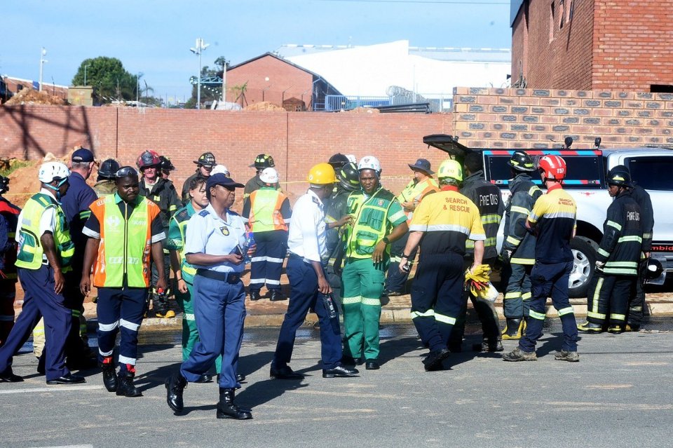 IOL's tweet image. Six people have been reported dead, two remain trapped, one has been rescued, and three are still unaccounted for after a building collapsed in Ormonde.  
Video: Itumeleng English / Independent Newspapers 
#Ormonde #Johannesburg #buildingcollapse
Read on tinyurl.com/266b74z7