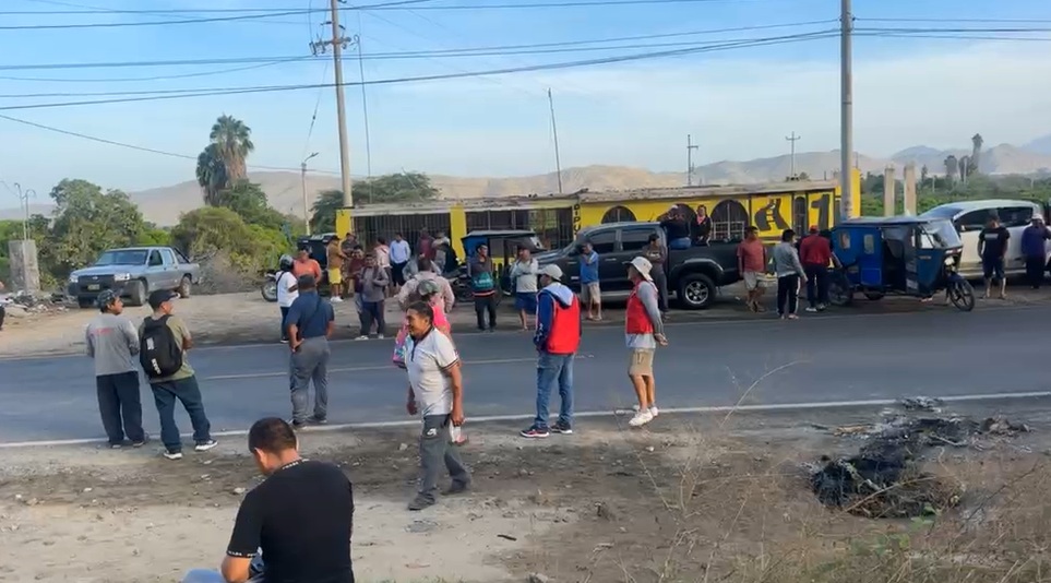 MaghaliEstrada's tweet photo. 📍🥭 #Áncash: productores de mango de #Casma acatan paro por el bajo precio del mango. Desde la madrugada, impidieron que personal llegue a los campos a cosechar la fruta.
Acusan a las compradoras de concertación de precios.
📸Futuro Tv https://t.co/SWToJqNeEF
