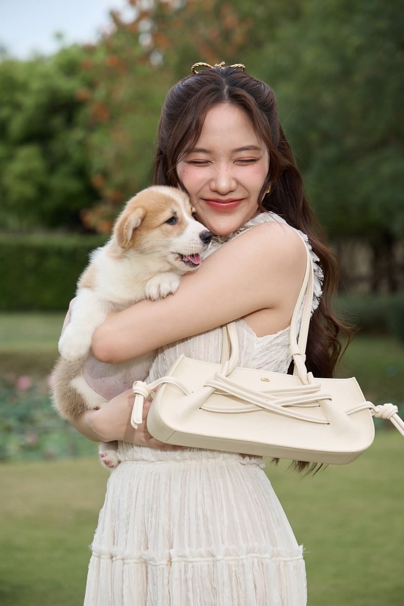 StartodayEnt2's tweet photo. พาส่องกระเป๋าคู่ใจ “ฟรีน-มีมี่-ตู-เฟย์” สายแฟต้องมี! FUNDAO เปิดตัว LUPO Collection สะท้อนตัวตนที่แตกต่างอย่างลงตัว

#srchafreen #memibae #tontawan_t 
#FundaoBag #FundaoLupo 
#LupoBaguette #128craftandsoul 
#HerNameisNala

▶️ https://t.co/CKN6eQmOoe https://t.co/XQJ3Ls9jc5
