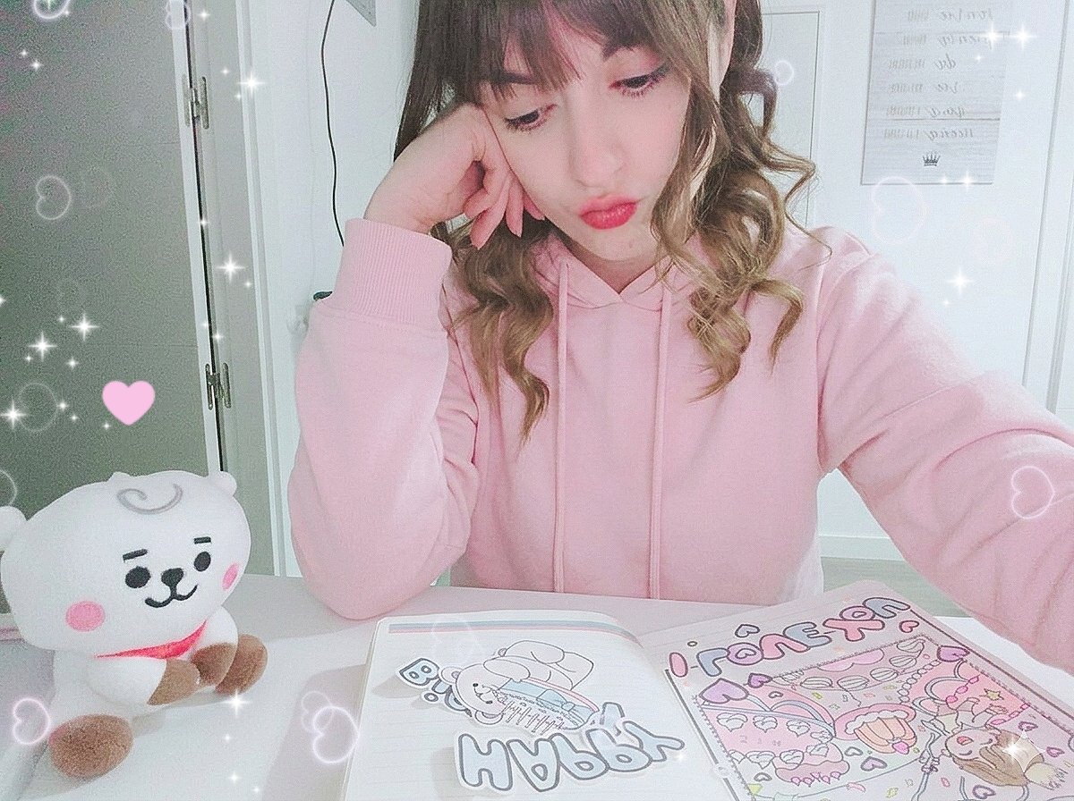 bbxie's tweet image. Crafting some little things with love for my mami birthday tomorrow🩷𐔌՞ ܸ.ˬ.ܸ՞𐦯 ₊˚⊹ ᰔ

#Journal #kpopjournal
 #BTS_ARIRANG #BTS 
#Kawaii #cute 🌷