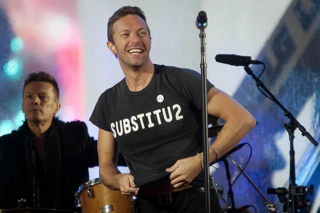 febottini's tweet image. Happy birthday #ChrisMartin, the "SubstitU2"!

#Coldplay 's vocal performed with #U2 replacing #Bono during a concert in support of World Aids Day in Times Square, New York - 2014.