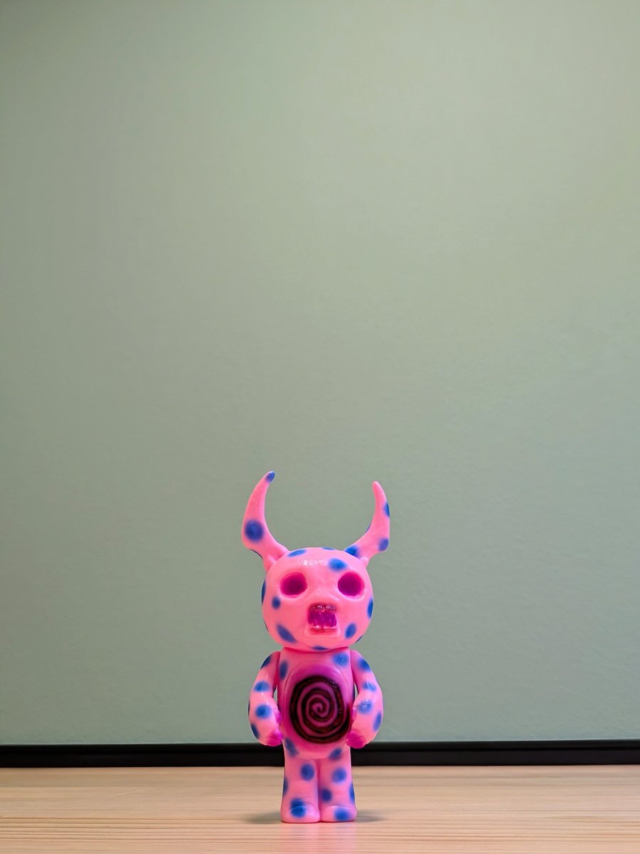 何も無いところでも、 闇玩具を置けばそこはもう異世界。 #暗黒