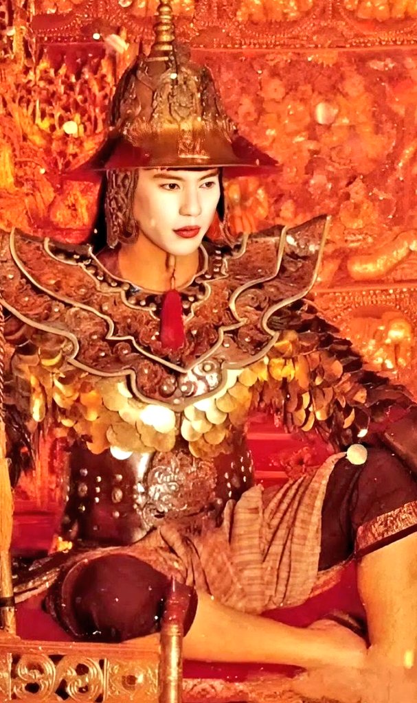 เกร็ดความรู้ : เมาง์หงู่เป็นทรงหมวกศึกโบราณตั้งแต่พุกามที่มักใส่กันในหมู่ขุนศึกระดับสูง ปลายมักเต็มไปด้วยเครื่องยศประดับ ทรงขนนก ทรงเจดีย์ ทรงธง ตามศักดิ์แลจริตนิยมผู้สวมใส่

ชเวบาเลเกว : กรองทองลักษณะหยักชั้น บันทึกปินโตกล่าวว่าเกราะที่ splendid สับสุดคือสมัยพระเจ้าตะเบ็งชะเวตี้