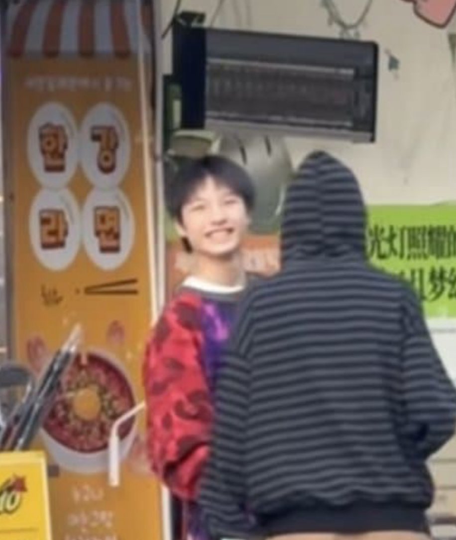 정말 좋아하는 칭위 목격사진,,,
멀리서도 해맑은 미소가 잘 보이는게 너무 좋아서ㅜㅜ 
왜 상징 임티가 해바라기인지 보여주는 사진같애…🌻