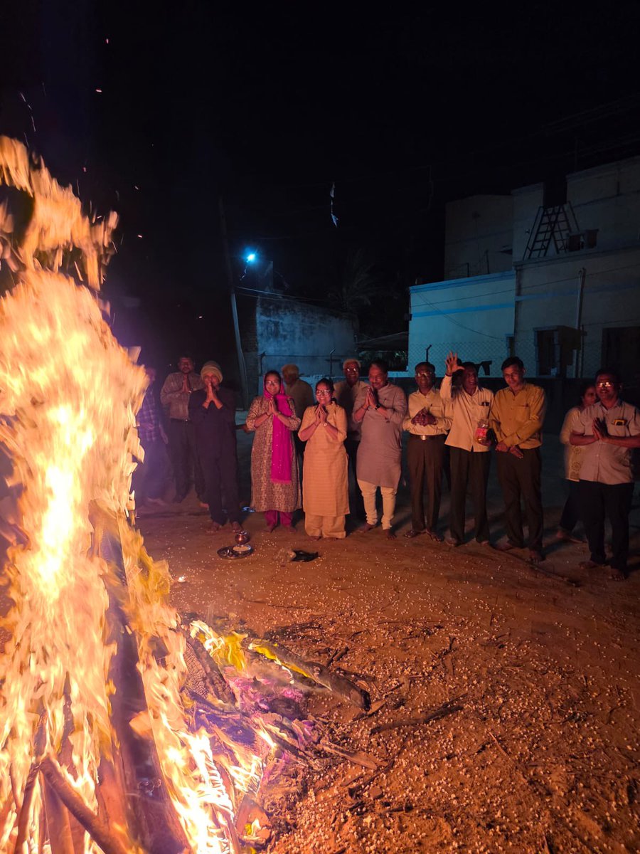 વિસનગર નિવાસ સ્થાને 'હોલિકા દહન’ પર્વના પાવન દર્શન..

આ ઉર્જામય પ્રકાશ સૌના જીવનમાંથી નકારાત્મકતાનો નાશ કરી સકારાત્મકતા, સુખ અને સમૃદ્ધિનો સંચાર કરે તેવી મંગલકામના.