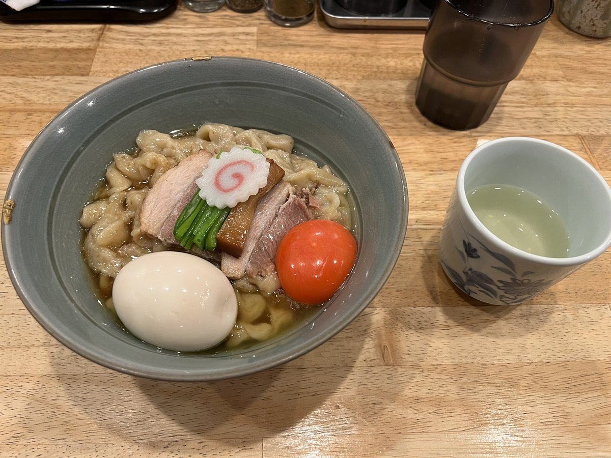 dddds1mr_q's tweet photo. だしと麺 遊泳 @東高円寺
油そば 味玉

ねっとりとコシのある麺はうどん屋で修行した電車ならではな麺
付属の出汁スープの風味は忘れられない
一本一本啜ってみたがこれは素敵
だがこれを一気にズバズバ喰らう方が下品かつ美味すぎる食べ方かもしれない

#ラーメン #油そば #遊泳 #東高円寺 https://t.co/pPYo5LPwFh