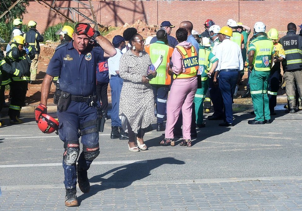 IOL's tweet image. Six people have been reported dead, two remain trapped, one has been rescued, and three are still unaccounted for after a building collapsed in Ormonde.  
Video: Itumeleng English / Independent Newspapers 
#Ormonde #Johannesburg #buildingcollapse
Read on tinyurl.com/266b74z7