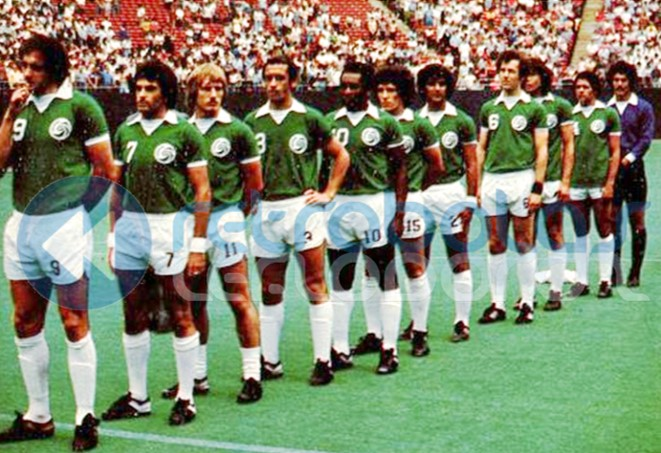 usasupersoccer's tweet photo. The New York Cosmos line up before a 1977 match at Giants Stadium, featuring Giorgio Chinaglia, Tony Field, Steve Hunt, Vito Dimitrijevic, Pelé, Ramon Mifflin, Pino Wilson, Franz Beckenbauer, Werner Roth, Nelsi Morais, and Shep Messing. https://t.co/XWoc24llAw