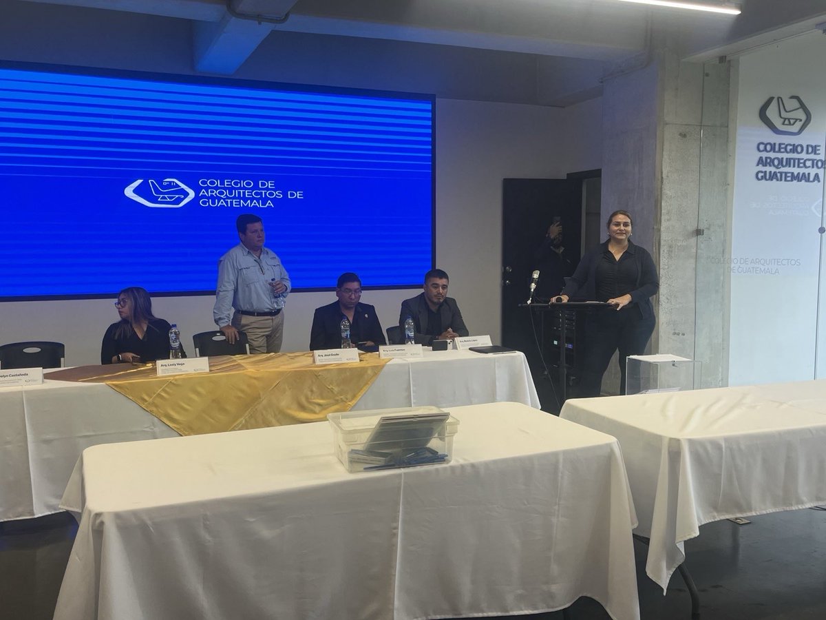 justiciayagt's tweet photo. El día de hoy, el Tribunal Electoral del Colegio de Arquitectos abrió el proceso electoral para las votaciones de cuerpo electoral de egresados de la USAC, en medio de varias irregularidades e ilegalidades:
1. Le dieron apertura al proceso sin la presencia de la Junta Directiva del Colegio de Arquitectos, lo cual es ilegal. 
2. La única planilla que inscribieron está incompleta porque una persona renunció; si está incompleta no puede formar parte del proceso electoral.
3. Un juzgado otorgó el amparo solicitado por la planilla de Dignidad y Transparencia para que fueran inscritos, y el Tribunal Electoral no la incluyó.
📣 ¡OJO AL COLEGIO DE ARQUITECTOS! Quieren hueviarse la elección porque sin trampa no pueden.