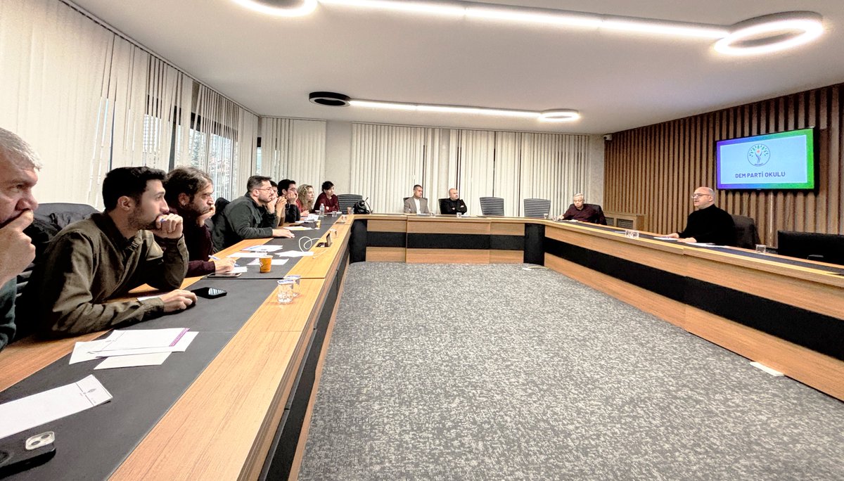 Eğitimci Eğitimimizde yeni aday grubumuzla iki günlük teorik eğitimimizi gerçekleştirdik. Parti Okulu’nda yeni eğitimciler  yetişiyor, özgürleştirici siyasal eğitim ile daha güçlü deneyimler önümüzü aydınlatıyor.🦚
