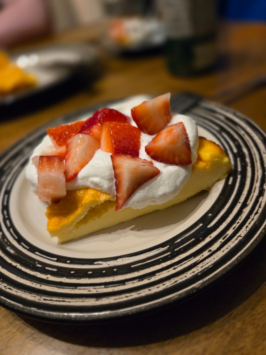 Lindakx947's tweet image. I'm always up for something new so when I saw this recipe for a yogurt cake using 3 ingredients, I knew had to make it.   Yogurt, cornstarch and eggs made a firm custard-like cake which you can top with whatever you desire!  #strawberries 🍓 #whippedcream #yum
#dessert  #lowcal