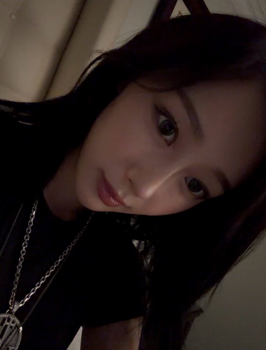 GISELLETHAILAND's tweet photo. 💌 260302 — 애리

- :)
- 💬 : อันนี้แอบน่ากลัวไปหน่อยนะ? 55555
ㄴ ขอโทษ ㅎㅎ แต่ตั้งใจให้เป็นฟีลแบบนั้นน่ะ...🤭
- 💬 : สลัดผลไม้น่าอร่อยนะคะ!
ㄴ ข้อมูล - ผลไม้กับคุกกี้ที่สตูดิโออร่อยสุด ๆ 🙏🏻🙏🏻
- 💬 : ดิฉันทานชินรามยอนที่คุณเป็นพรีเซนเตอร์ด้วยค่ะ
ㄴ เก่งมัก 🙏🏻🤭
- 💬 : ขอโทษนะคะ 🧎‍♀️ ตอนเห็นรูปแอบตกใจเล็กน้อยค่ะ 🧎
ㄴ แบร่ 👻
- 💬 : พี่ไม่ไลฟ์หรอคะ? คิดถึงมาก ๆ เลยค่ะ 🥺
ㄴ อื้อ ๆ ขอคิดก่อง ช่วยรอด้วยน้า
- 💬: 555 ฉันกินชินรามยอนเยอะมาก
ㄴ ฉันก็ด้วย 😭🖤
- 💬 : พี่ชอบรามยอน buldak ไหมคะ?
ㄴ ที่ LA มีรสทาโก้ด้วย อะไรใหม่ ๆ 5555555ㅎㅎ
- 💬 : ไม่อยากไปโรงเรียน ทำยังไงดีคะ!?
ㄴ ไปเถอะ ถึงตอนนี้จะไม่ชอบแต่มันก็เป็นความทรงจำนะ 🤭
- 💬 : ตอนนี้อยู่ไหน ทำไรอยู่
ㄴ กำลังทำงานที่เกาหลีอยู่ 🙏🏻🙏🏻
- 💬 : ปลอบฉันหน่อยสิ
ㄴ บนโลกใบนี้มีเธอแค่คนเดียวนะ ไม่มีคนที่เหมือนหรือคล้ายเธอสักคน นั่นคือข้อดีของเธอนะ รักตัวเองแล้วก็อย่าไปใส่ใจมันเลย เปิดเผยความรู้สึกออกมาาสาาา ฉันรักเธอนะ
- 💬 : ไม่อยากไปโรงเรียนค่ะ อยากไปดูคอนเสิร์ตค่ะ
ㄴ ก็มาดูพวกเราสิ 🤪
- 💬 : ? ฉันกำลังอิจฉาค่ะ
ㄴ ทำไมมม
- 💬 : จะไปแล้วนะ ㅡㅡ
ㄴ ไปทำไม อย่าไป อะไรอ่า
- 💬 : ทำไมไม่บอกรักฉันเลย?
ㄴ ร้าก 😙
- 💬 : ถ้าไปปารีสโพสต์ไอจี 500 โพสต์นะ
ㄴ 500...........🤯
- จะพยายาม
- ต้องรีบนอนแล้วสิ
- ขอบคุณที่มาเล่นกับฉันในวันนี้น้า
- ห่างหายไปนานแต่ไม่ลืมหรอกนะ รู้อยู่ใช่ไหมมม
- คิดถึงตลอดเยย.!
- ถึงเวลานอนแล้วล่ะ รีบนอนนะ 🖤🖤
- โอยาสุมิ (ฝันดี) 🌕🌚
- บั้ย