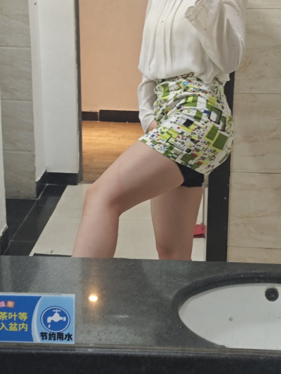 ynzozor's tweet photo. 在公司拉屎把腿压红了。安全裤还给勒出痕来了。于是只能跑进厕所。站一会。但是出去又非常勇敢的对着镜子骚气的拍了几张照。薛定谔的勇敢。 https://t.co/mMbI8jbAFQ