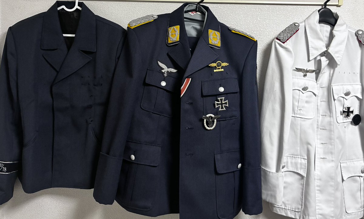 軍服(ハンガーの中にまたシャツがあったりズボン入れてたりしてる)だけ