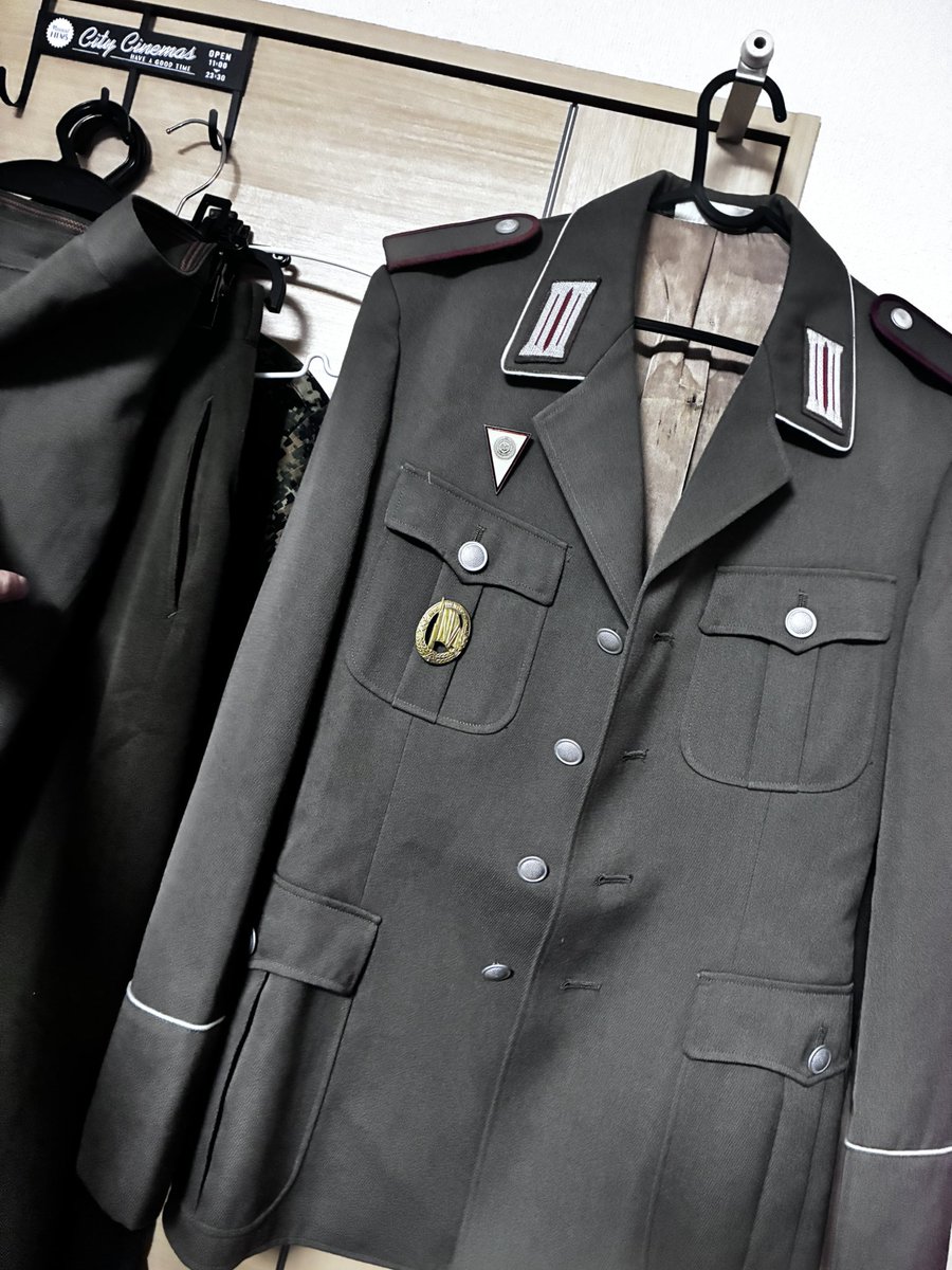 軍服(ハンガーの中にまたシャツがあったりズボン入れてたりしてる)だけ